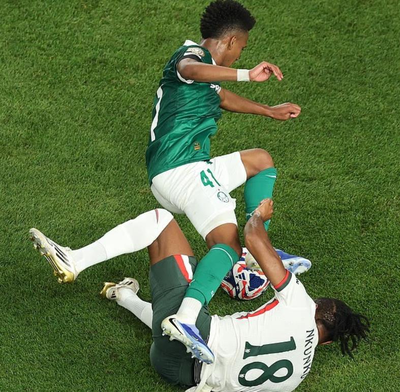 九游官网-英媒：多次与未来队友发生冲突，埃斯特旺令切尔西球员不满