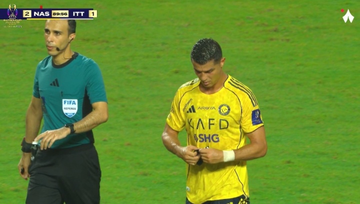 九游官方网站-C罗补时阶段被替换离场，转身向看台鼓掌答谢球迷