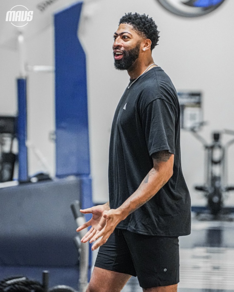 jiuyou游戏-备战新赛季！独行侠官推晒球员训练照 浓眉领衔