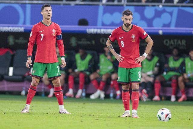 九游官方网站-拒绝C罗邀请，英媒：C罗招募B费来胜利 B费说想在欧洲再踢至少1年