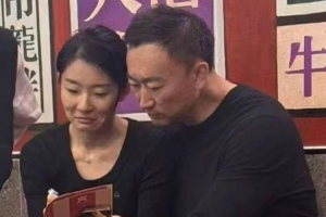 jiuyou游戏-妻子晒刘维伟和小三同框照：篮协CBA青岛不管我们自己管 正义必胜