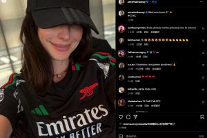 jiuyou游戏-枪迷？好莱坞女星安妮-海瑟薇穿阿森纳球衣：欢迎回来萨卡