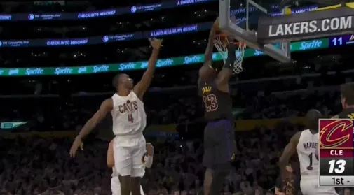 东契奇反击加速推进，小手一抖助攻詹姆斯双手灌框